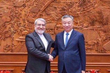 El embajador de Irán en China, Abdolreza Rahmani Fazli (izq.), y el viceministro de Asuntos Exteriores de China, Miao Deyu