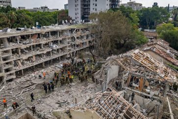 Destrucción causada por un misil iraní en Tel Aviv