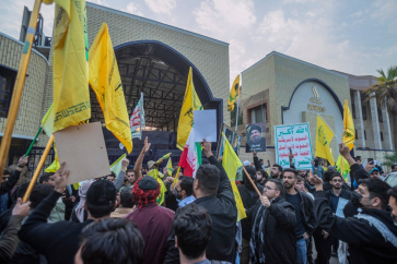 Manifestantes en Bagdad con banderas de Hezbolá y Ansarulá